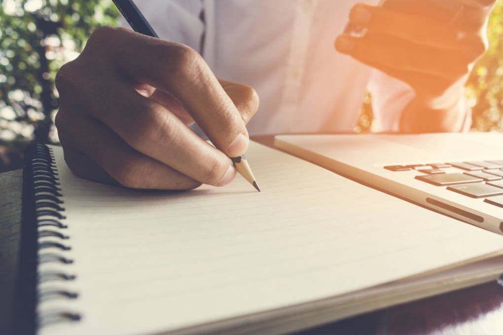 الفرق بين النص العلمي والادبي