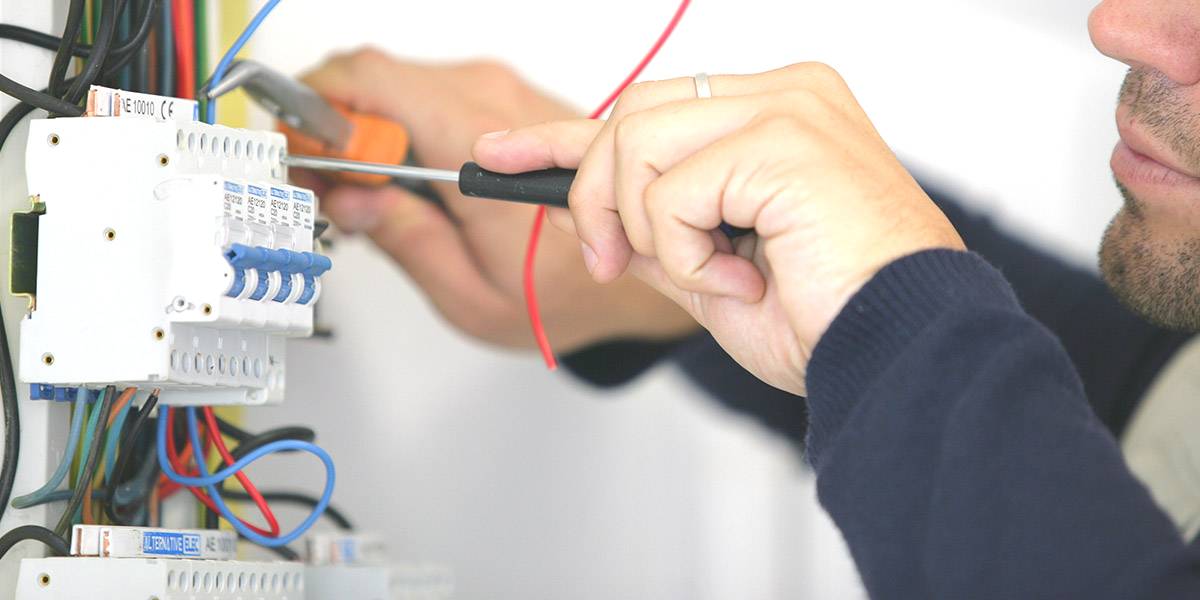 تنافر السلكين المتوازيين يعني أن اتجاه التيار الكهربائي المار فيهما