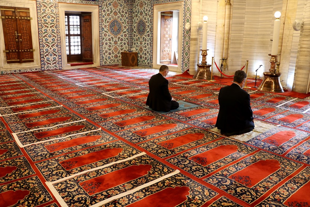 حكم رفع البصر في الصلاة