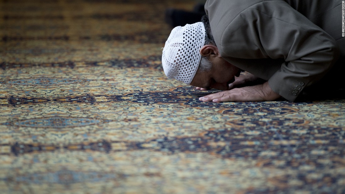 المسابقة هي موافقة الإمام في الانتقال بين الأركان