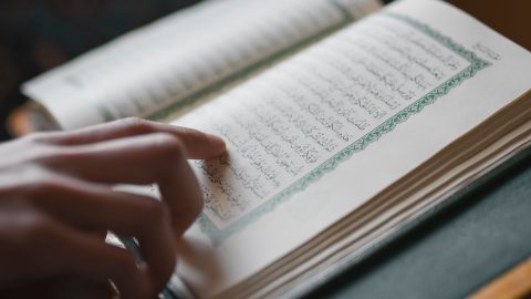 تفسير قراءة القرآن في المنام للعزباء “التفسير الصحيح الشامل”