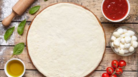 مقادير عجينة البيتزا الهشة مثل المطاعم سهلة وسريعة 2021