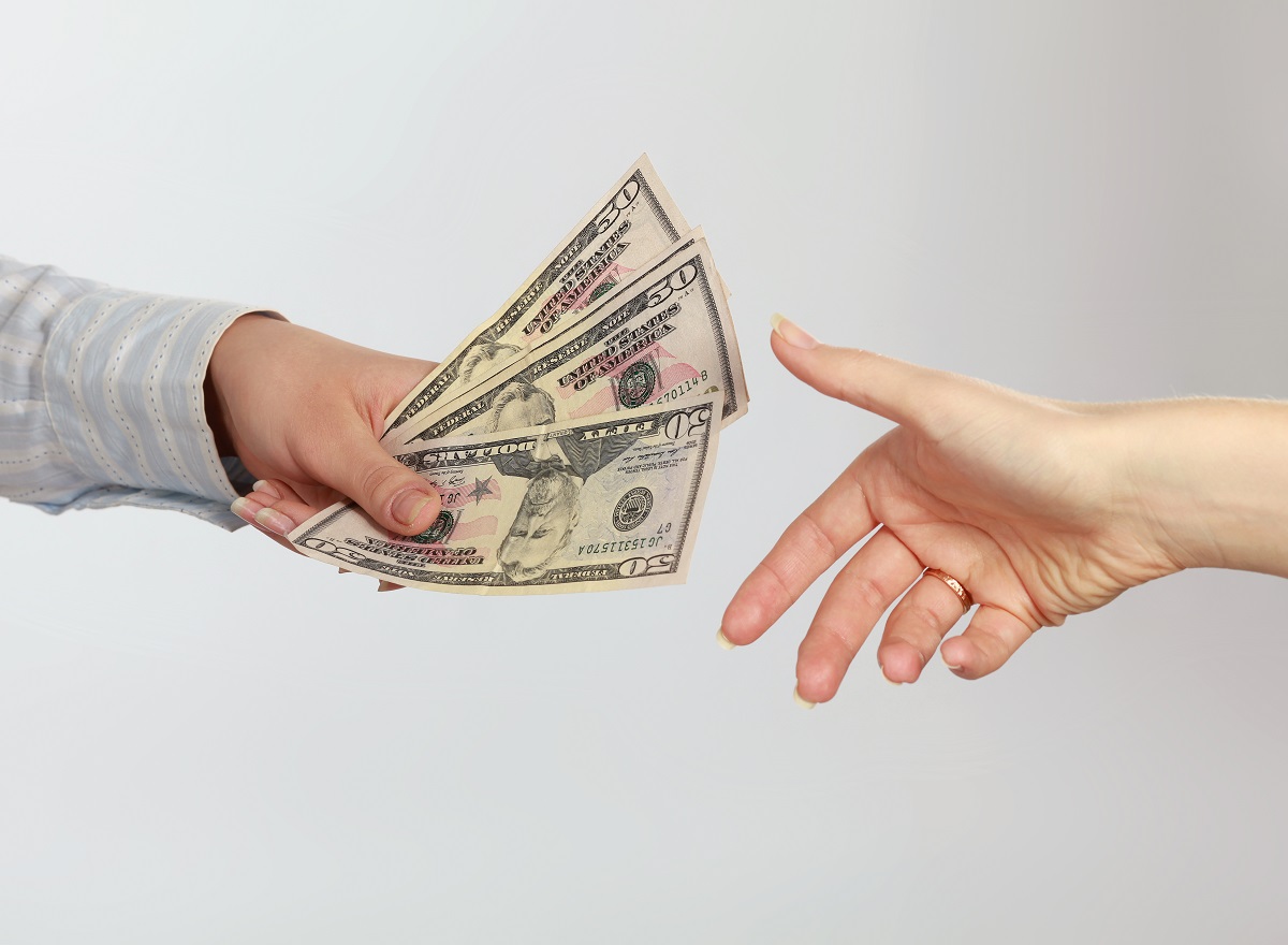 تفسير حلم شخص يعطيك مال ومعناه لابن سيرين