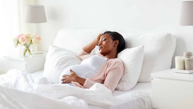 تجربتي مع أفضل وضعية نوم لتثبيت الحمل