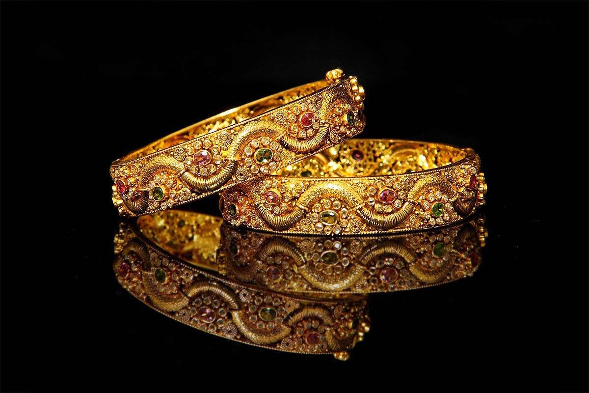 ما هو تفسير حلم الميت يعطي غوايش ذهب في المنام