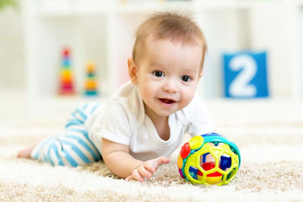 متى ينقلب الطفل من بطنه على ظهره
