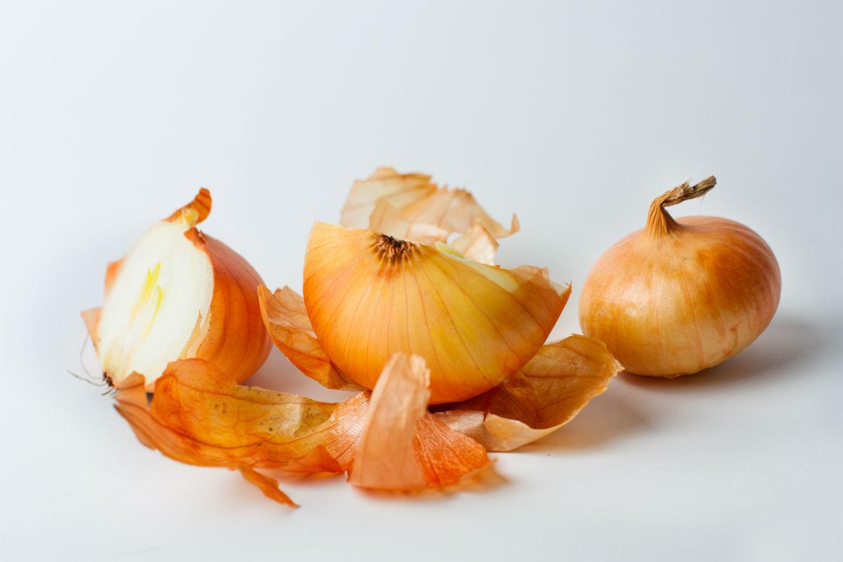 فوائد قشر البصل للرحم وصحة المرأة وطريقة استخدامه