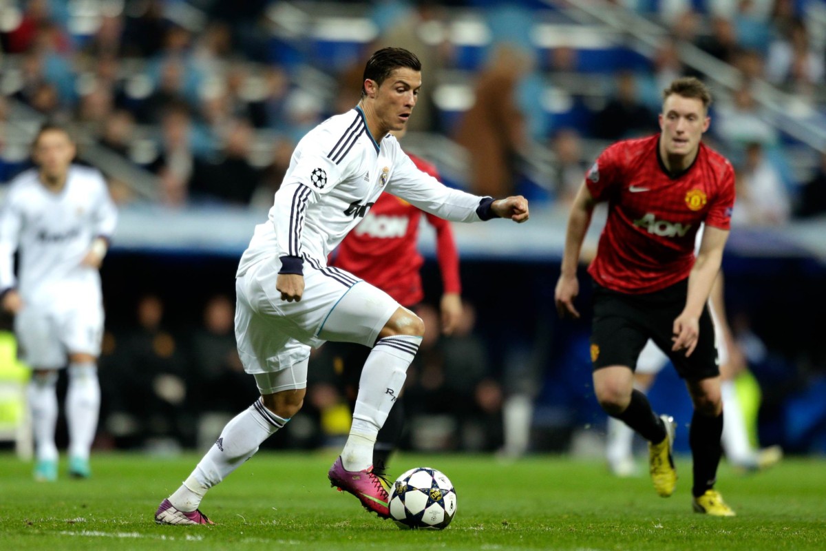 كم عدد لاعبين كرة القدم داخل الملعب