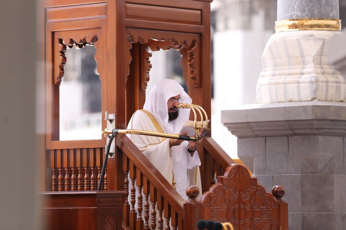 التحدث يوم الجمعه اثناء الخطبه حكمه