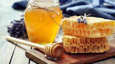 فوائد شمع العسل للشعر وطريقة استخدامه