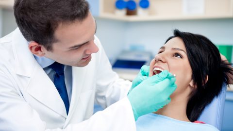 كم راتب طبيب الأسنان أول ما يتخرج في السعودية والخليج