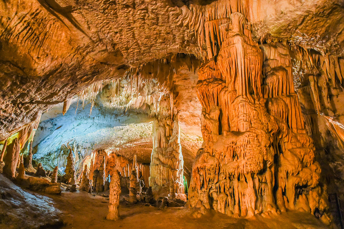 لماذا سمي كهف مجلس الجن بهذا الاسم