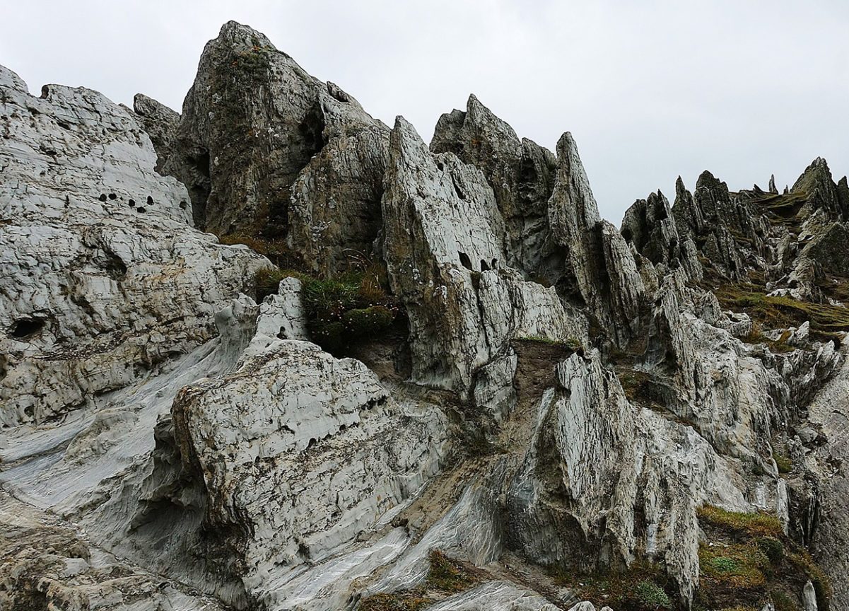 الخاصية التي تصف مظهر الصخر هي