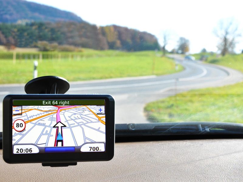 تحدد أجهزة gps الأماكن على سطح الأرض بدقة عالية