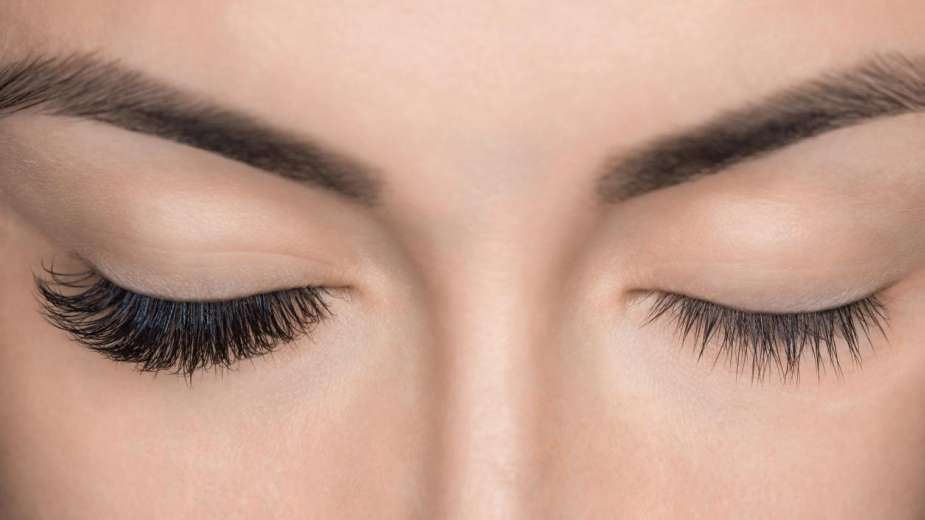 هل تركيب الرموش حرام