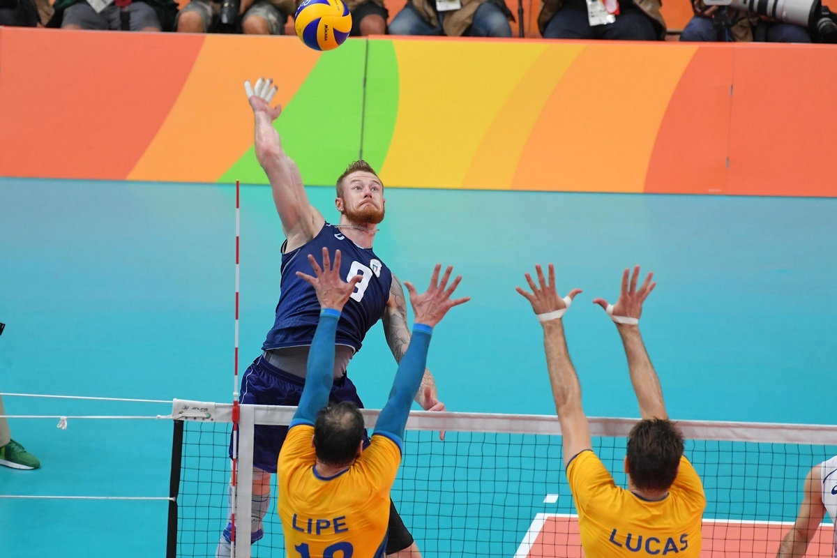 يكون الجسم في مهارة الضربة الساحقة المستقيمة قريب من الأرض لحظة الإرتقاء