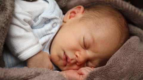 اسباب سرعة التنفس عند الجنين حديث الولادة