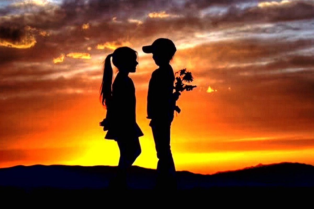 علامات حب الرجل للمرأة من بعيد