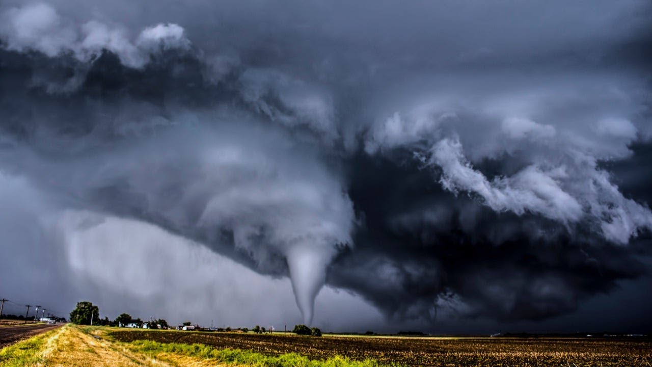 فيم تشترك الأعاصير الدوارة والأعاصير الحلزونية