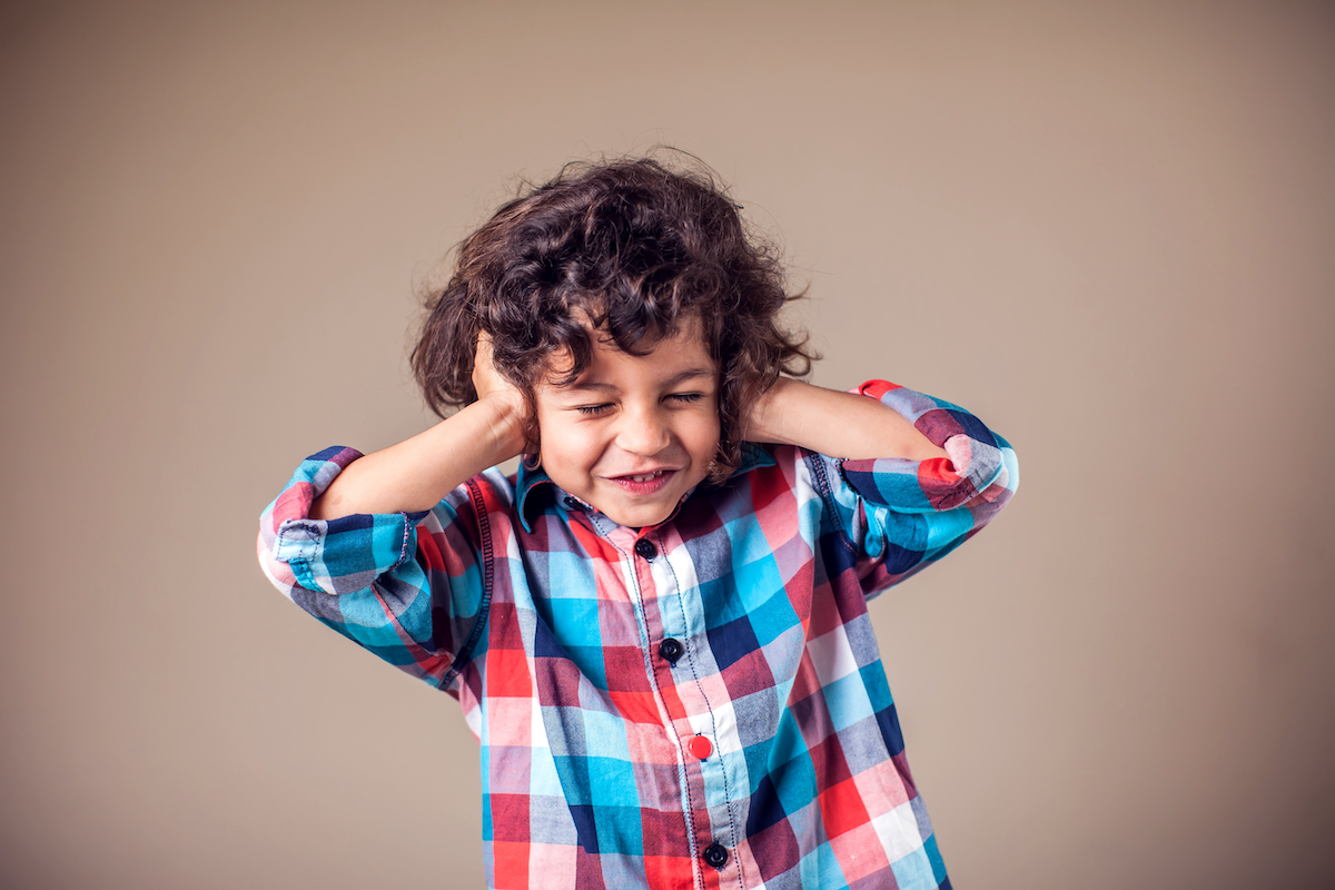 لماذا يضع الطفل يده على اذنه عند الخوف