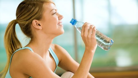 فوائد شرب الماء للبشرة الدهنية