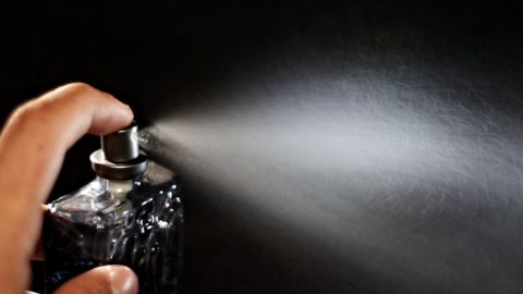 كيف تجعل رائحة العطر تفوح