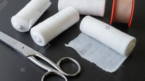 لا تستخدم الأنواع المطاطية مع الضمادات