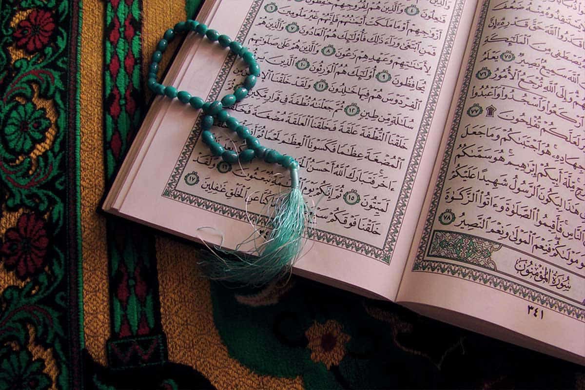 ما العائلة التي سميت سوره من القران باسمها