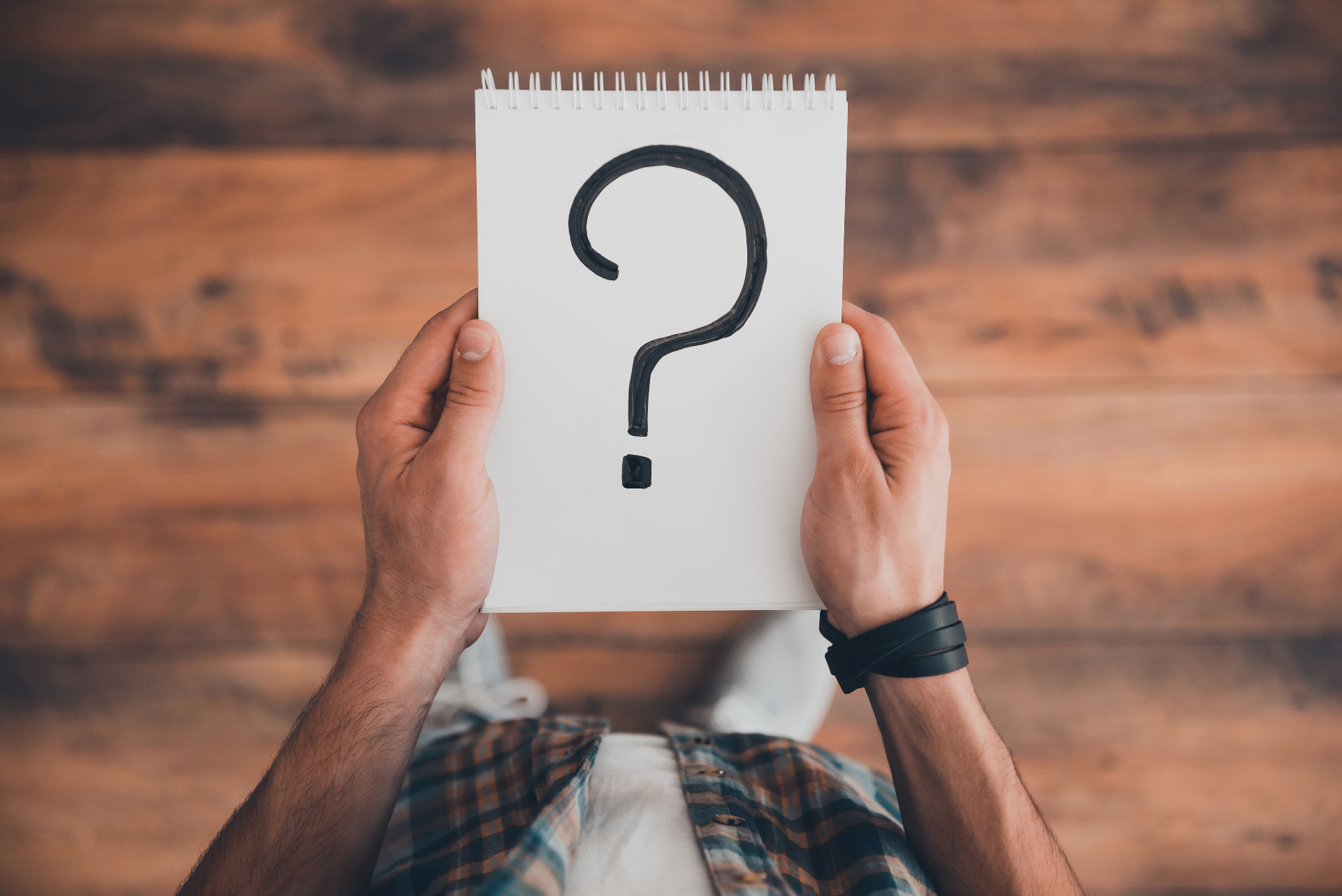 ما هو الاعلان الذي تسبب في القبض على قعيد المجد