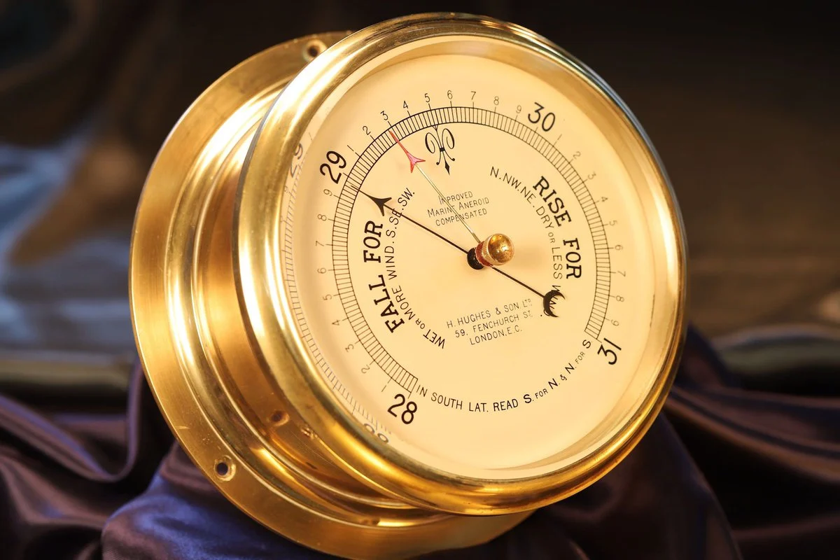 أداة لقياس ضغط الغاز المحصور ما هي ؟