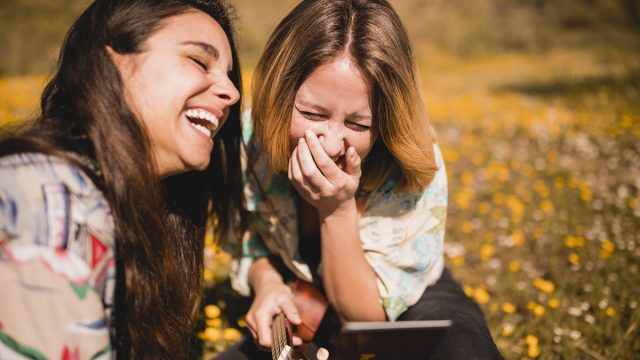 ماذا يقول العلماء عن الضحك