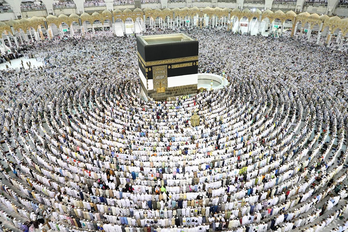 حكم الحج مع عصبة نساء