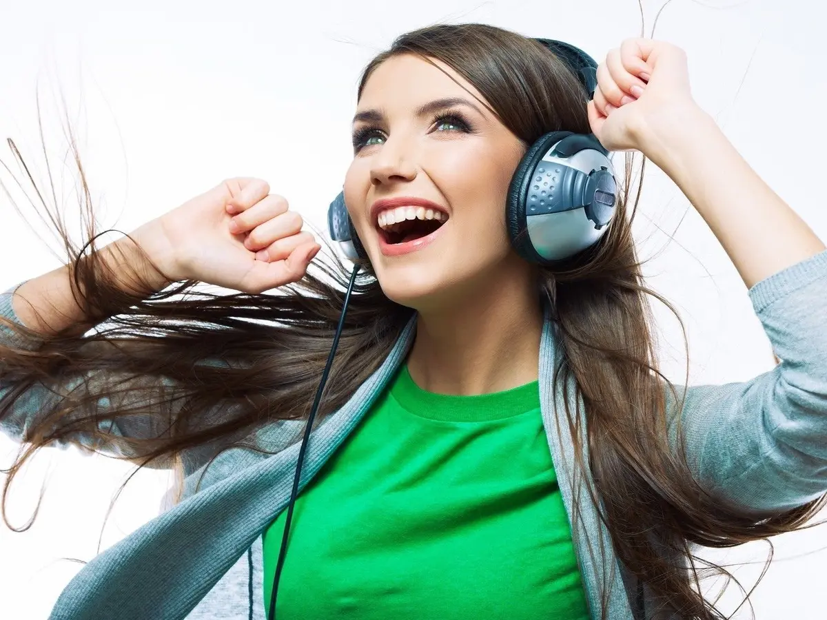 هل يجوز سماع الاغاني بدون موسيقى