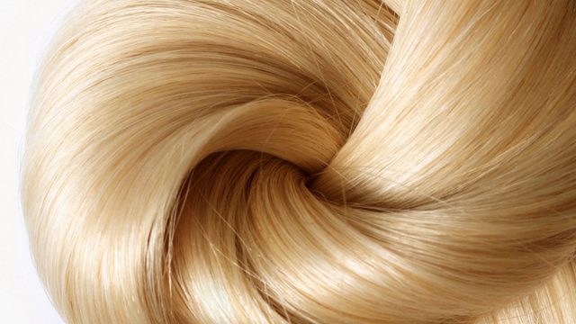 تفسير حلم صبغ الشعر أصفر في المنام للعزباء
