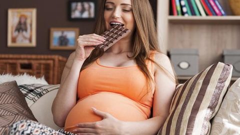 ما سبب حركة الجنين عند اكل الشوكولاته