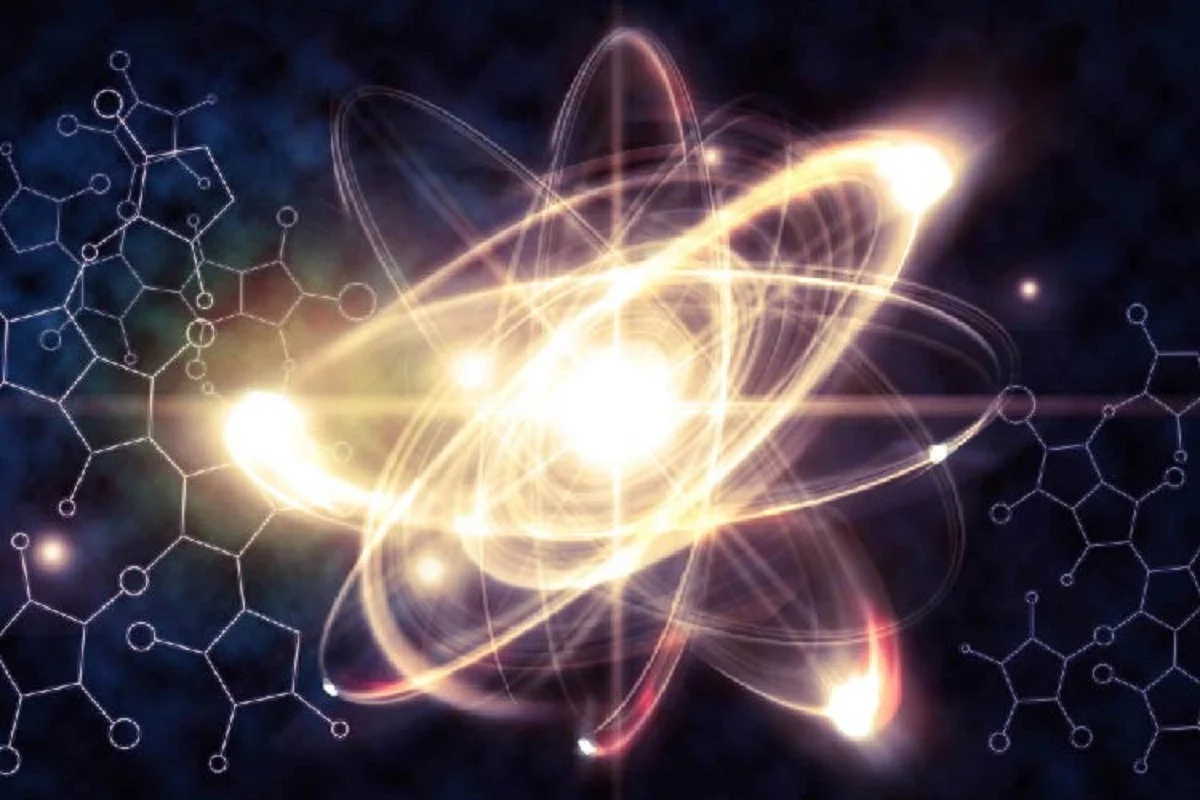 تنتج عن إزاحة الكثافة الإلكترونية في السحابة الإلكترونية وهي خاصية من خصائص الذرة