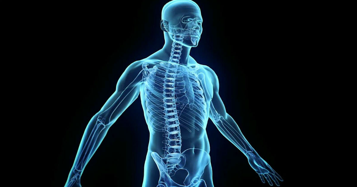 لماذا مركز كتلة جسم الإنسان غير ثابت