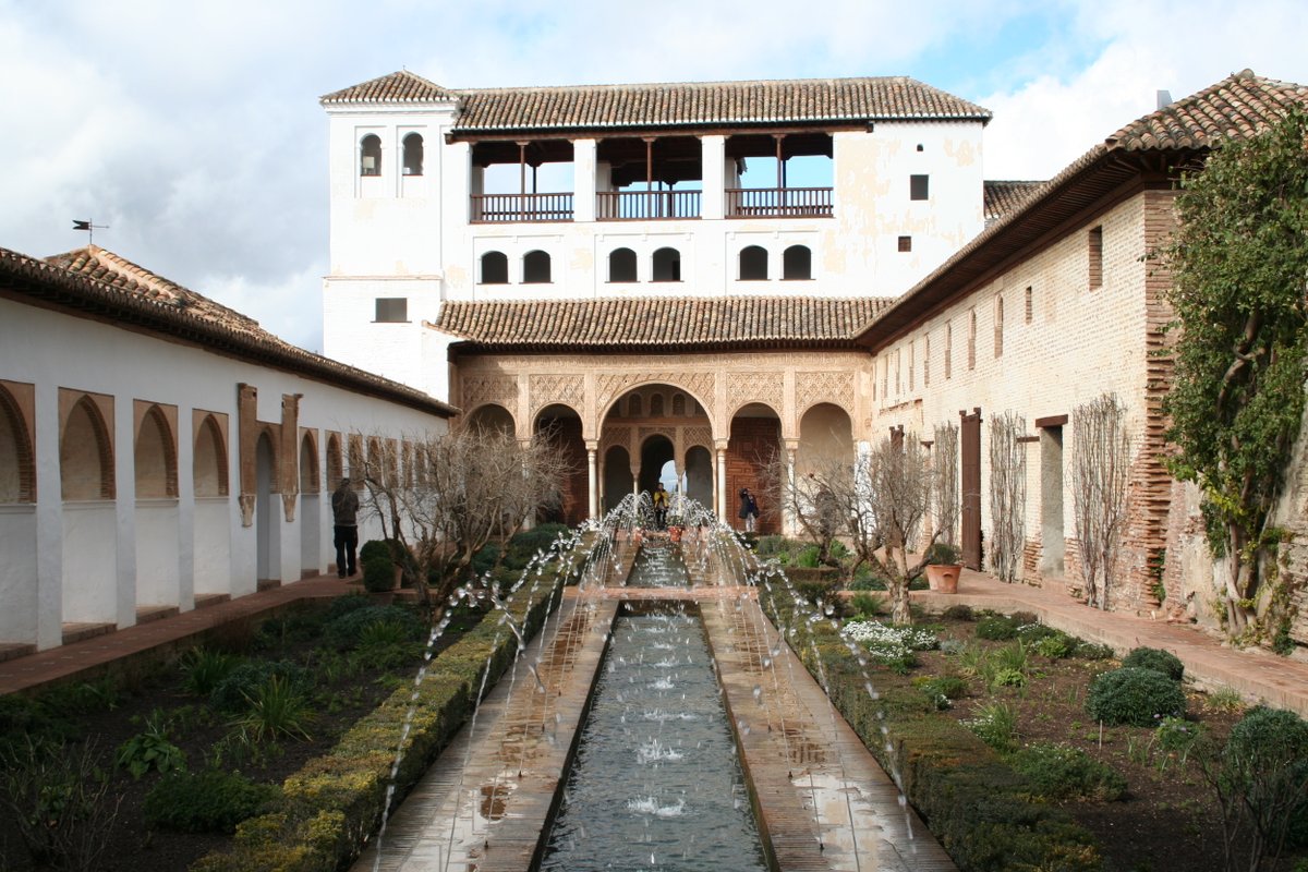 استمرت الأندلس تحت حكم المسلمين حتى خرجوا منها عام