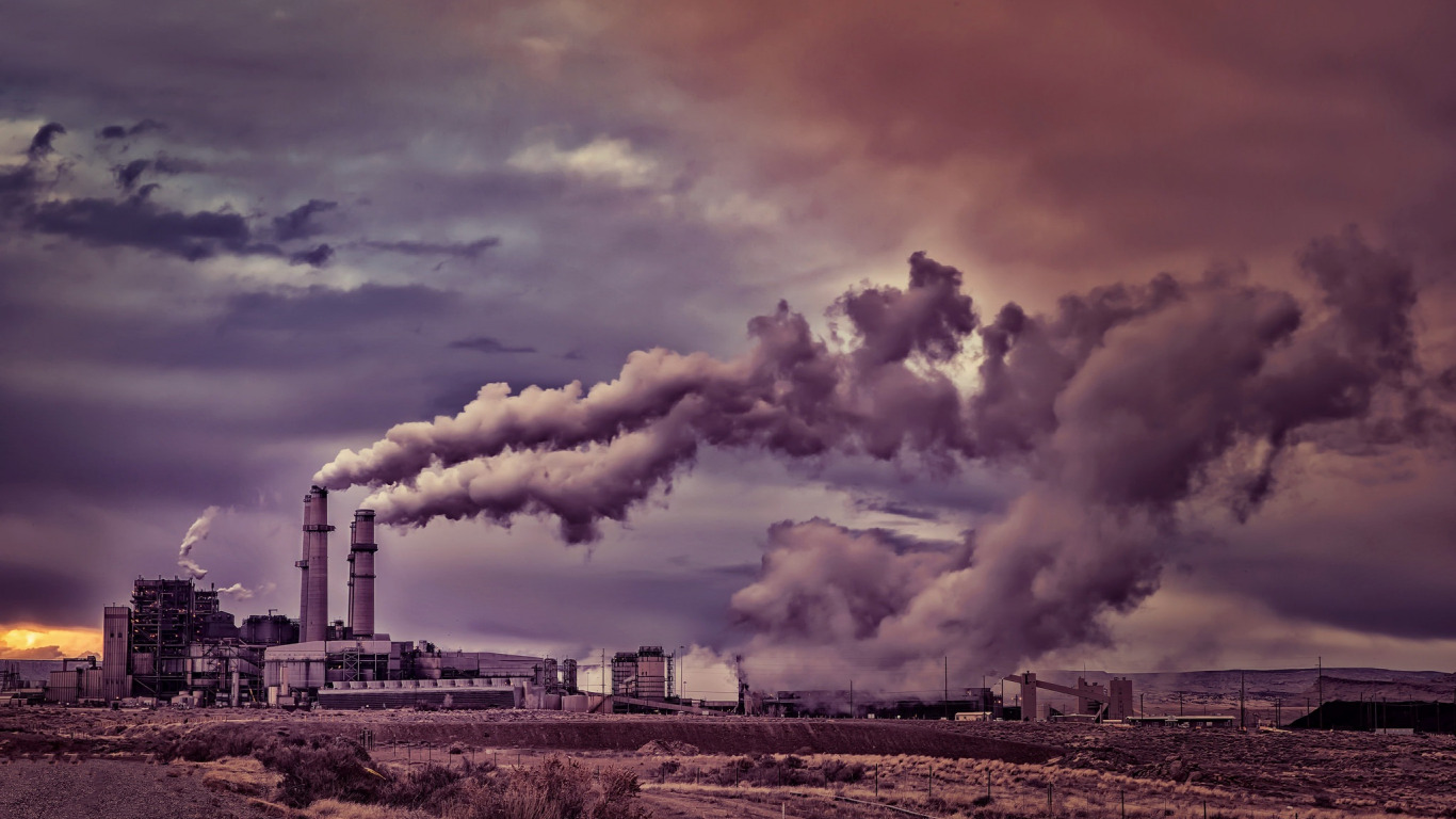 تظهر فوق العديد من المدن سحابة عملاقة شبه صفراء