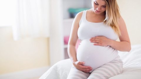 هل الجلوس يضر الحامل في الشهور الأولى