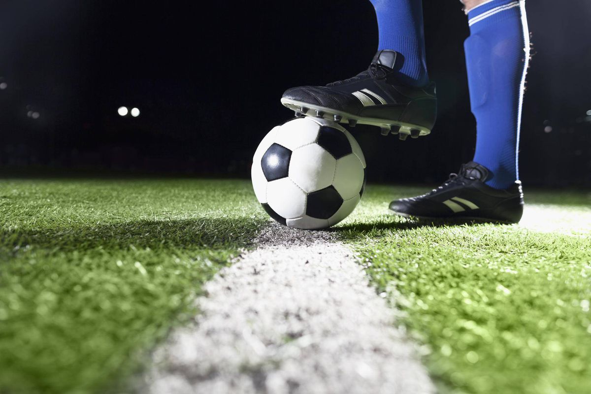 يتم احتساب الخطأ على اللاعب اذا قام بإخراج الكرة خارج حدود الملعب