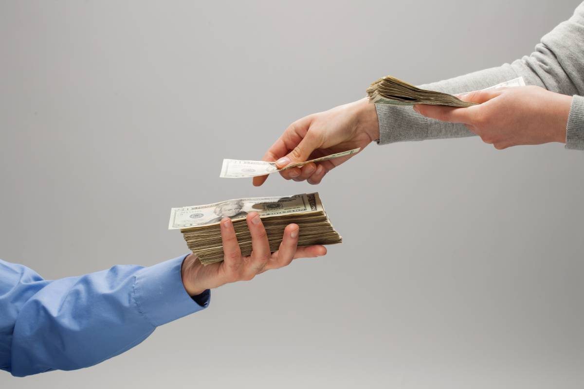 تفسير حلم اخذ المال من شخص معروف للمتزوجه