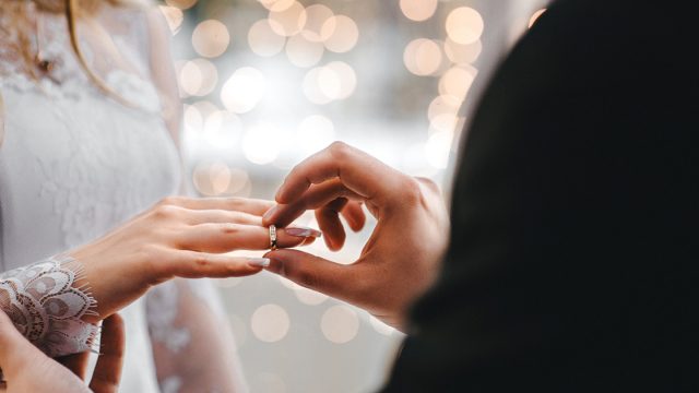 علامات تدل على ان الرجل يريد الزواج منك