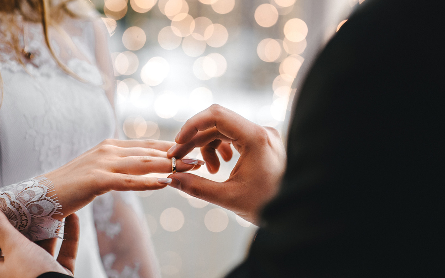 علامات تدل على ان الرجل يريد الزواج منك