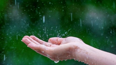 فوائد الاغتسال بماء المطر لعلاج السحر