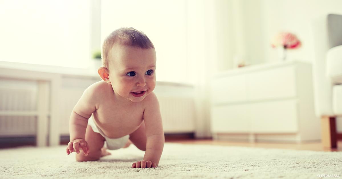متى يبدأ الطفل بالحبو
