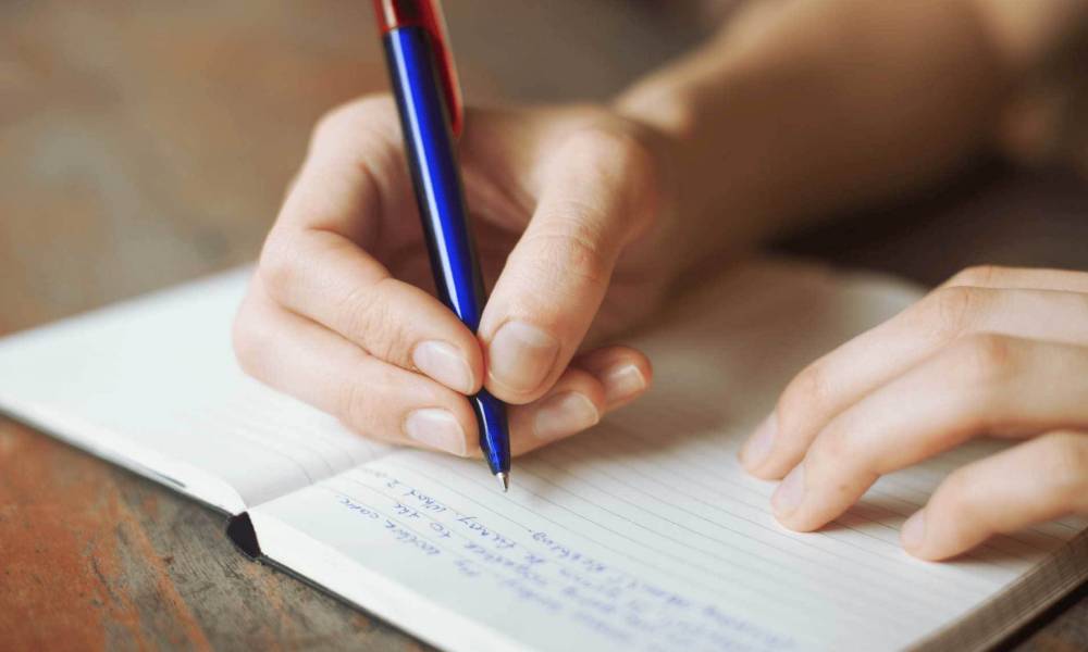 تركز الكتابة الأولى على
