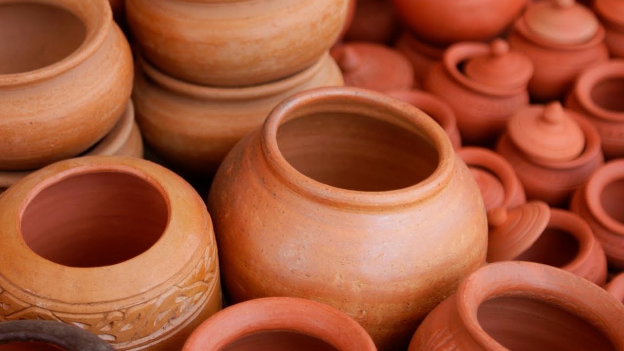 هل الآنية الخزفية التي يحفظ فيها الماء تصنع من الطين