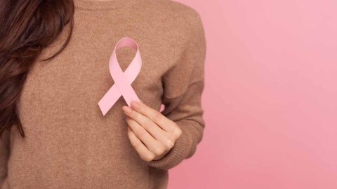 علامات تدل على وجود سرطان الثدي انتبهي قبل الخطر