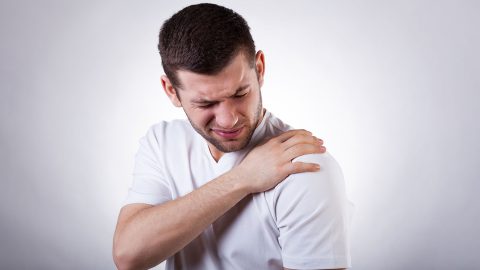 علاج ألم بين الكتفين والمعدة أهم أسباب وتشخيص المغص المعوي